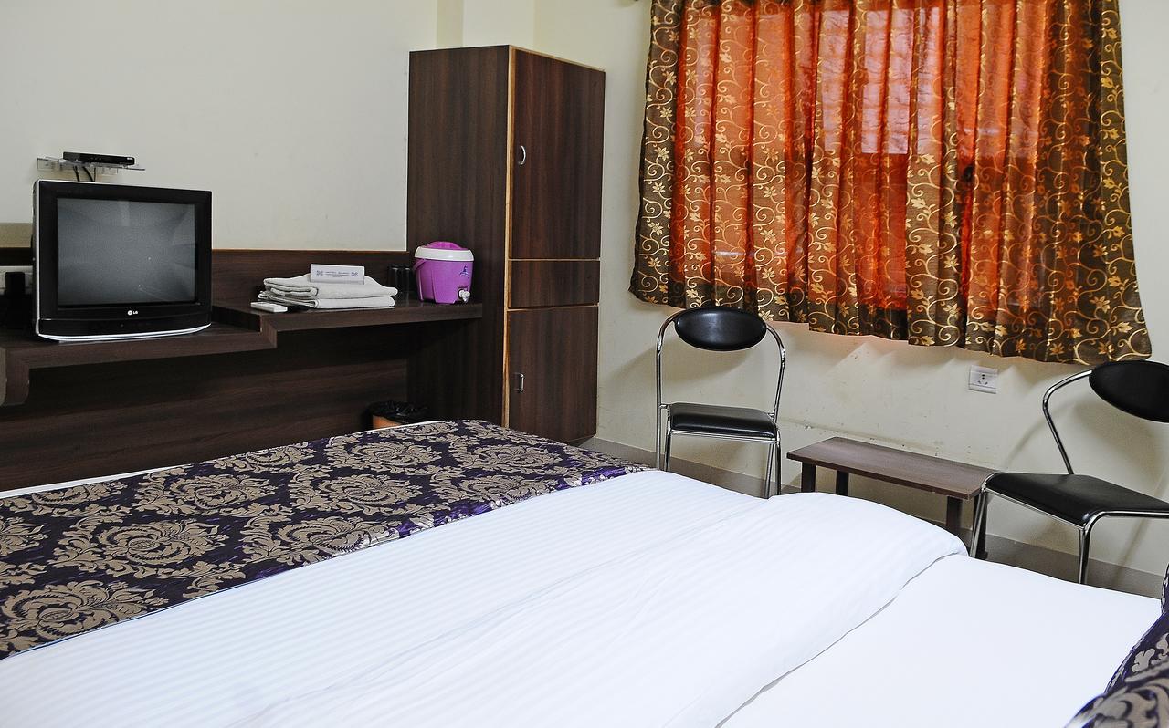 Hotel Bansi Dwārka Esterno foto