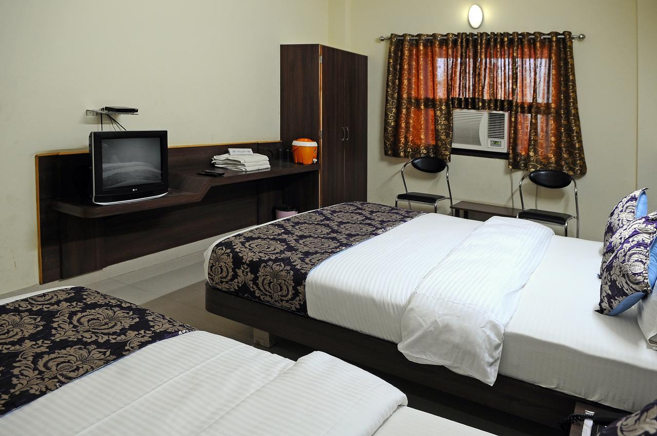 Hotel Bansi Dwārka Esterno foto